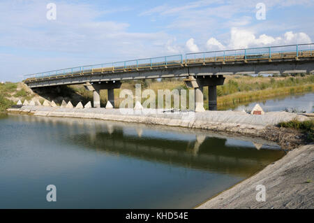 Unvollendete Damm vor der Inbetriebnahme,Krim-Kanal nahe Украино Grenze auf der Krim. 07.10. 2016. Die Ukraine Stockfoto