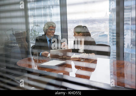 Reifen Geschäftsmann und junge geschäftsfrau diskutieren Stockfoto