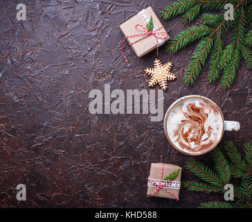 Weihnachten Hintergrund mit Latte und Geschenkboxen Stockfoto