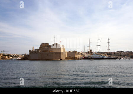 Panorama der Grand Harbour und Birgu (Vittoriosa) - drei Städte in Malta mit Fort St. Angelo und Luxus Yachten Stockfoto