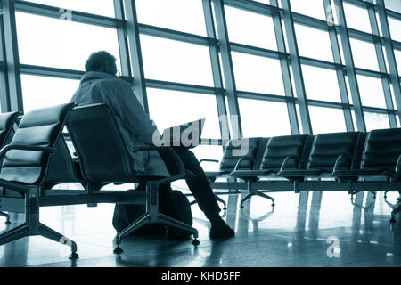 Mann in Flughafen warten Stockfoto