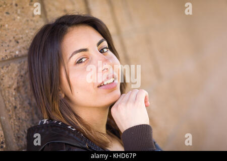 Schöne happy gemischten Rennen junge Frau Porträt außerhalb. Stockfoto