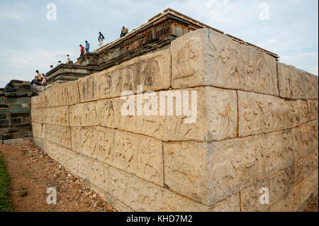 Steinmauer an Pushkarni tank in Hampi, Karnataka, Indien Stockfoto