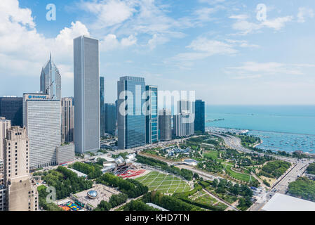 Luftbild des Millennium Park Übersicht Cloud Gate, Pavillon Pritzker, und die Aon Center. Stockfoto