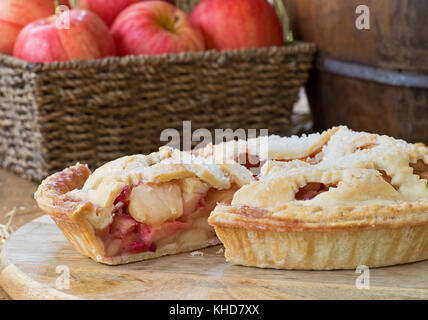 In Scheiben geschnitten Apple Cranberry Pie auf einer hölzernen Platte Stockfoto