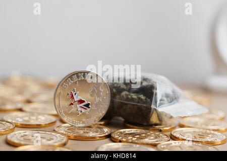 Europa verlassen. Silber brexit Münze mit britischen Karte in der Nähe von Bag mit Marihuana. Stockfoto