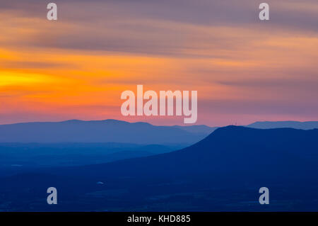 Virginia's Shenandoah Valley liegt in der fernen blauen Dunst von der zunehmend leichtere Ridge markierte Zeilen mit Massanutten Berg stark gestiegen. Stockfoto