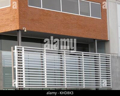 Moderne Holz und Glas in einem Gebäude mit Metall Bild integriert Stockfoto