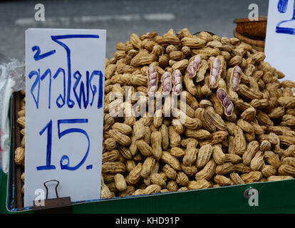 Bangkok, Thailand - 15.Juni 2016. gekochte Erdnüsse zum Verkauf am Markt auf der Khao San Road in Bangkok, Thailand. jeden Tag Tausende von Touristen und Einheimischen bu Stockfoto