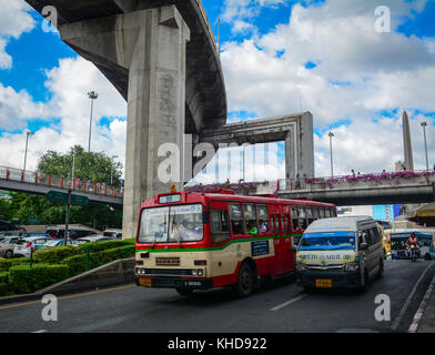 Bangkok, Thailand - Jun 15, 2016 Autos auf der Straße an der Silom in Bangkok, Thailand. Der Verkehr ist die Hauptursache für die Luftverschmutzung in Bangkok. Stockfoto