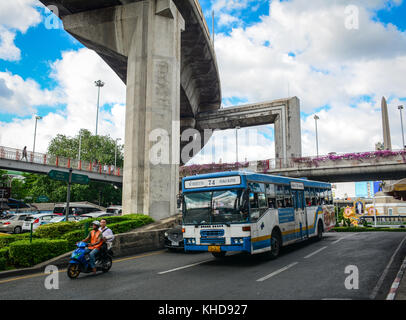 Bangkok, Thailand - 15.Juni 2016. Fahrzeuge, die auf der Straße an der Silom in Bangkok, Thailand. Der Verkehr ist die Hauptursache für die Luftverschmutzung in bang. Stockfoto