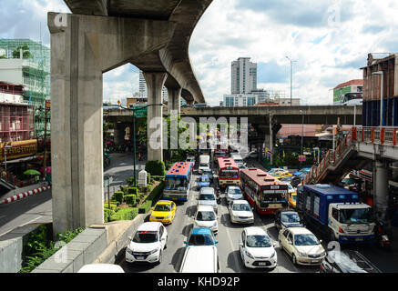 Bangkok, Thailand - Jun 15, 2016 Autos auf der Straße an der Silom in Bangkok, Thailand Bangkok hat eine Bevölkerung von über 8 Million oder 12,6 Prozent o Stockfoto