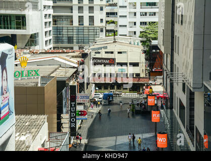 Bangkok, Thailand - 15.Juni 2016. Menschen zu Fuß auf der Straße an der Silom in Bangkok, Thailand Bangkok hat eine Bevölkerung von über 8 Million oder 12,6 Stockfoto