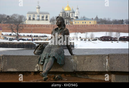 In Weliki Nowgorod, Russland - 22. Februar 2015: Monument, genannt "müde Frau Tourist" am 22. Februar 2015 in Weliki Nowgorod Stockfoto