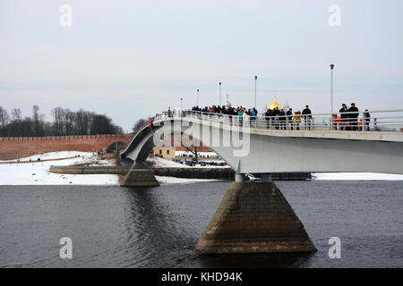 Die Brücke über den Fluss Wolchow und yaroslav Rechnungshof am 22. Februar 2015 in Weliki Nowgorod Stockfoto