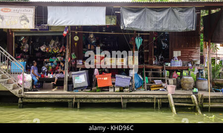 Bangkok, Thailand - 19.Juni 2017. Viele Geschäfte in Damnoen Saduak Floating Market in Bangkok, Thailand. Dies ist der berühmteste der schwimmenden Märkte i Stockfoto