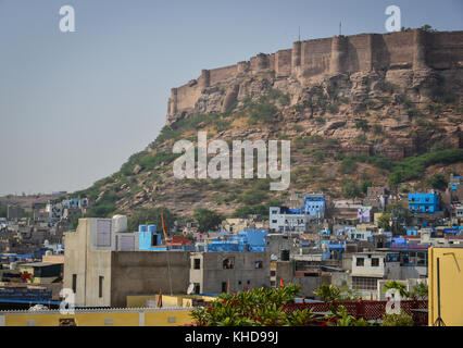 Jodhpur, Indien - Nov 6, 2017 Gebäude mit Mehrangarh Fort in Jodhpur, Indien. Jodhpur ist ein beliebtes Reiseziel mit vielen Paläste, fort Stockfoto