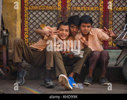 Jodhpur, Indien - Nov 6, 2017. indischen Jungen auf der Straße sitzen in Jodhpur, Indien. Jodhpur ist ein beliebtes Reiseziel mit vielen Paläste, Festungen Stockfoto