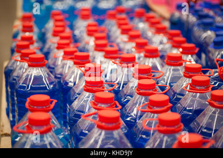 Kunststoffkanister mit nonfreezing Flüssigkeit zum Waschen von Windows, auf einem weißen Hintergrund. Stockfoto