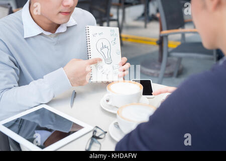 Outdoor Portrait von zwei junge Unternehmer im Café arbeiten. Stockfoto