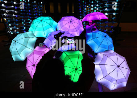 Das Umbrella Project des Cirque Bijou wird während des Lumiere Durham Light Festivals in Durham ausgestellt. Stockfoto