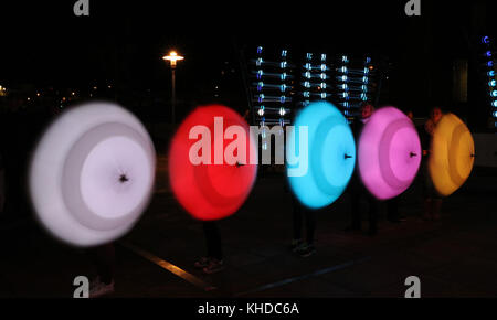 Das Umbrella Project des Cirque Bijou wird während des Lumiere Durham Light Festivals in Durham ausgestellt. Stockfoto