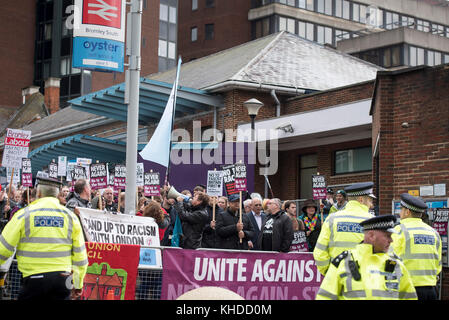 Bromley, Greater London, UK. 4. November 2017. Im Bild: Antifaschisten zusammenbauen außerhalb Bromley South Railway Station. / Bis zu 60 Großbritannien Erste-Support Stockfoto