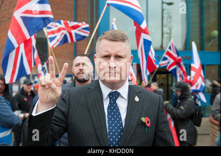 Bromley, Greater London, UK. 4. November 2017. Im Bild: Paul Golding steht außerhalb Bromley Polizeistation. / Bis zu 60 Großbritannien erste Unterstützer fei Stockfoto