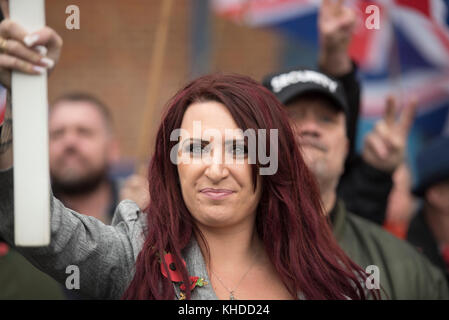 Bromley, Greater London, UK. 4. November 2017. Im Bild: jayda Fransen steht außerhalb Bromley Polizeistation. / Bis zu 60 Großbritannien erste Unterstützer ho Stockfoto