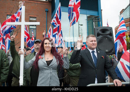 Bromley, Greater London, UK. 4. November 2017. Im Bild: Paul Golding und Jayda Fransen stehen außerhalb Bromley Polizeistation. / Bis zu 60 Großbritannien Fir Stockfoto