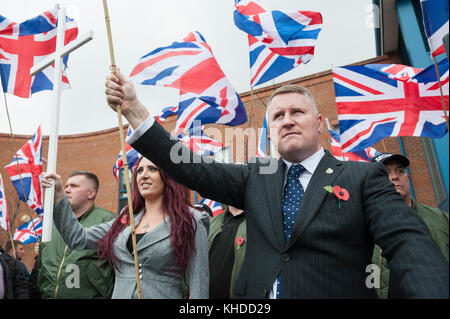 Bromley, Greater London, UK. 4. November 2017. Im Bild: Paul Golding und Jayda Fransen stehen außerhalb Bromley Polizeistation. / Bis zu 60 Großbritannien Fir Stockfoto