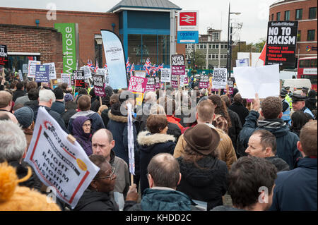 Bromley, Greater London, UK. 4. November 2017. Im Bild: Antifaschisten zusammenbauen außerhalb Bromley South Railway Station. / Bis zu 60 Großbritannien Erste-Support Stockfoto