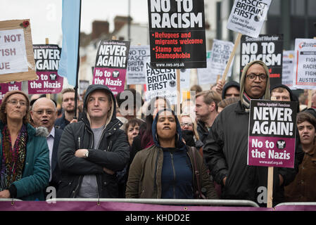 Bromley, Greater London, UK. 4. November 2017. Im Bild: Antifaschisten zusammenbauen außerhalb Bromley South Railway Station. / Bis zu 60 Großbritannien Erste-Support Stockfoto