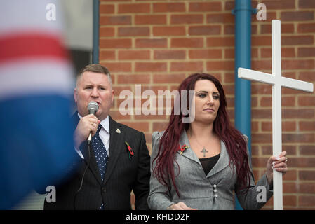 Bromley, Greater London, UK. 4. November 2017. Im Bild: Paul Golding und Jayda Fransen stehen außerhalb Bromley Polizeistation. / Bis zu 60 Großbritannien Fir Stockfoto