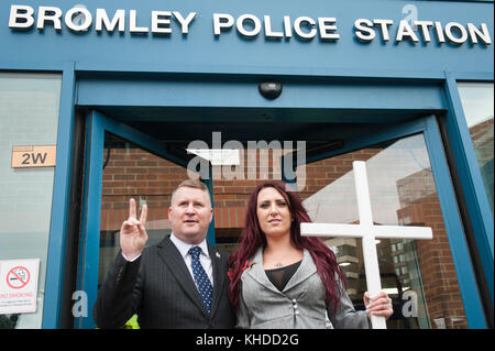 Bromley, Greater London, UK. 4. November 2017. Im Bild: Paul Golding und Jayda Fransen stehen außerhalb Bromley Polizeistation nach Ihren wöchentlichen Zeichen Stockfoto