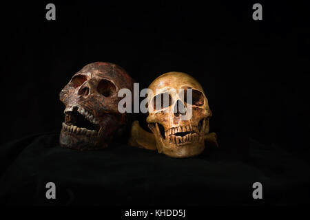 Immer noch Leben der menschlichen Schädel und Kerzenlicht, halloween Konzept, bis Schädel schließen und Kerze still life style Stockfoto