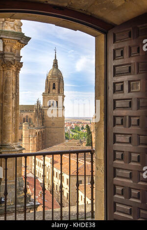 Über neue Kathedrale Glockenturm von Salamanca Blick durch den Türrahmen Stockfoto