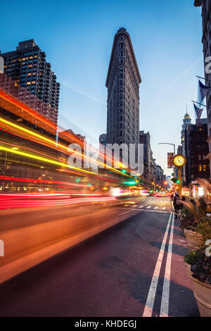 Verkehr in der Nacht auf der Fifth Avenue, Flatyron Gebäude auf der Rückseite in New York City Stockfoto