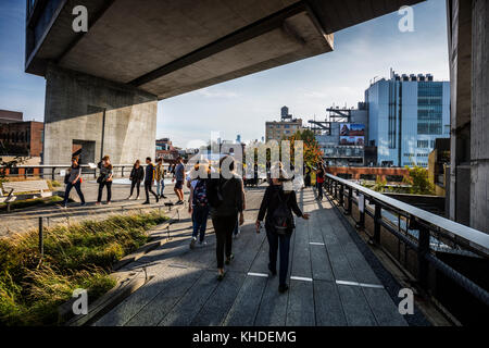 Menschen zu Fuß auf High Line Park Gehweg, Whitney Museum, New York City Stockfoto