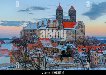 Das Quedlinburger Schloss und Stiftskirche im Winter beim Sonnenuntergang Stockfoto