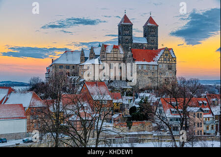 Das Quedlinburger Schloss und Stiftskirche im Winter beim Sonnenuntergang Stockfoto