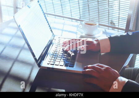 Unternehmer arbeiten am Computer, Nahaufnahme von Händen, moderne Technologie Konzept Stockfoto