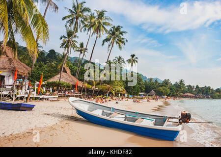 Schönen tropischen Strand in Thailand, Holz- Boot und Palmen auf Koh Chang Stockfoto