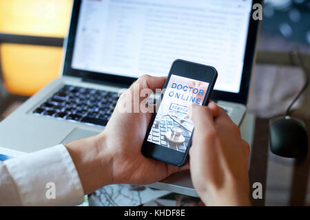 Doktor online Konzept, mobile App für Internet medizinische Dienstleistungen auf dem Bildschirm des Smartphones Stockfoto