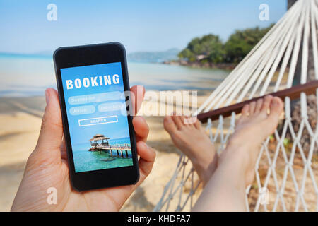 Reisen, Hotels und Flüge buchen Buchung auf dem Bildschirm des Smartphones Stockfoto