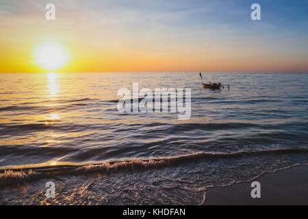 Sommer Hintergrund, verträumt schönen Strand Landschaft bei Sonnenuntergang, sea wave mit Kopie Raum Stockfoto