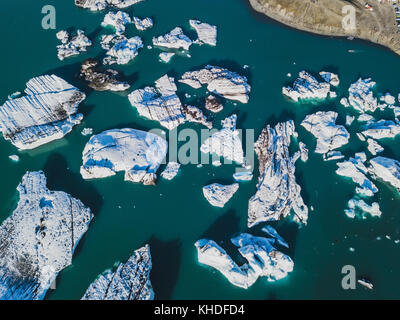 Antenne Landschaft der Eisberge in Gletscherlagune Jokulsarlon in Island, Scenic drone Ansicht der schmelzenden Gletscher, Natur Hintergrund Stockfoto