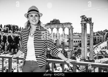 Roman Holiday. lächelnd modernen Frau in der Vorderseite des Forum Romanum in Rom, Italien, in die Ferne suchen Stockfoto