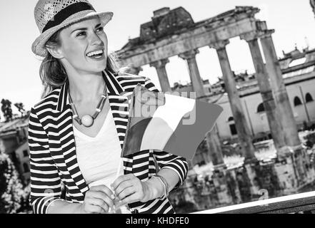 Roman Holiday. Lächeln moderne Frau in Rom, in Italien mit italienischen Flagge in die Ferne suchen Stockfoto