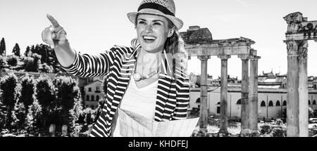 Roman Holiday. Lächeln moderne Frau in Rom, Italien, Karte und zeigen Stockfoto